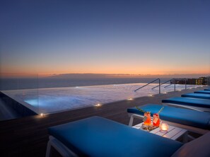 4 outdoor pools, open 10:00 AM to 6:00 PM, pool umbrellas, sun loungers - H10 Atlantic Sunset Horizons Collection (Adeje)