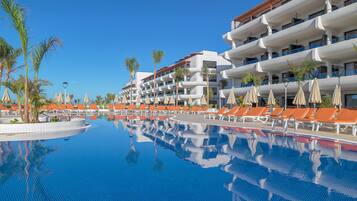 4 outdoor pools, open 10:00 AM to 6:00 PM, pool umbrellas, pool loungers