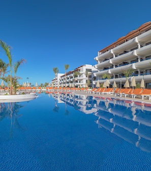 4 piscines extérieures, parasols de plage, chaises longues