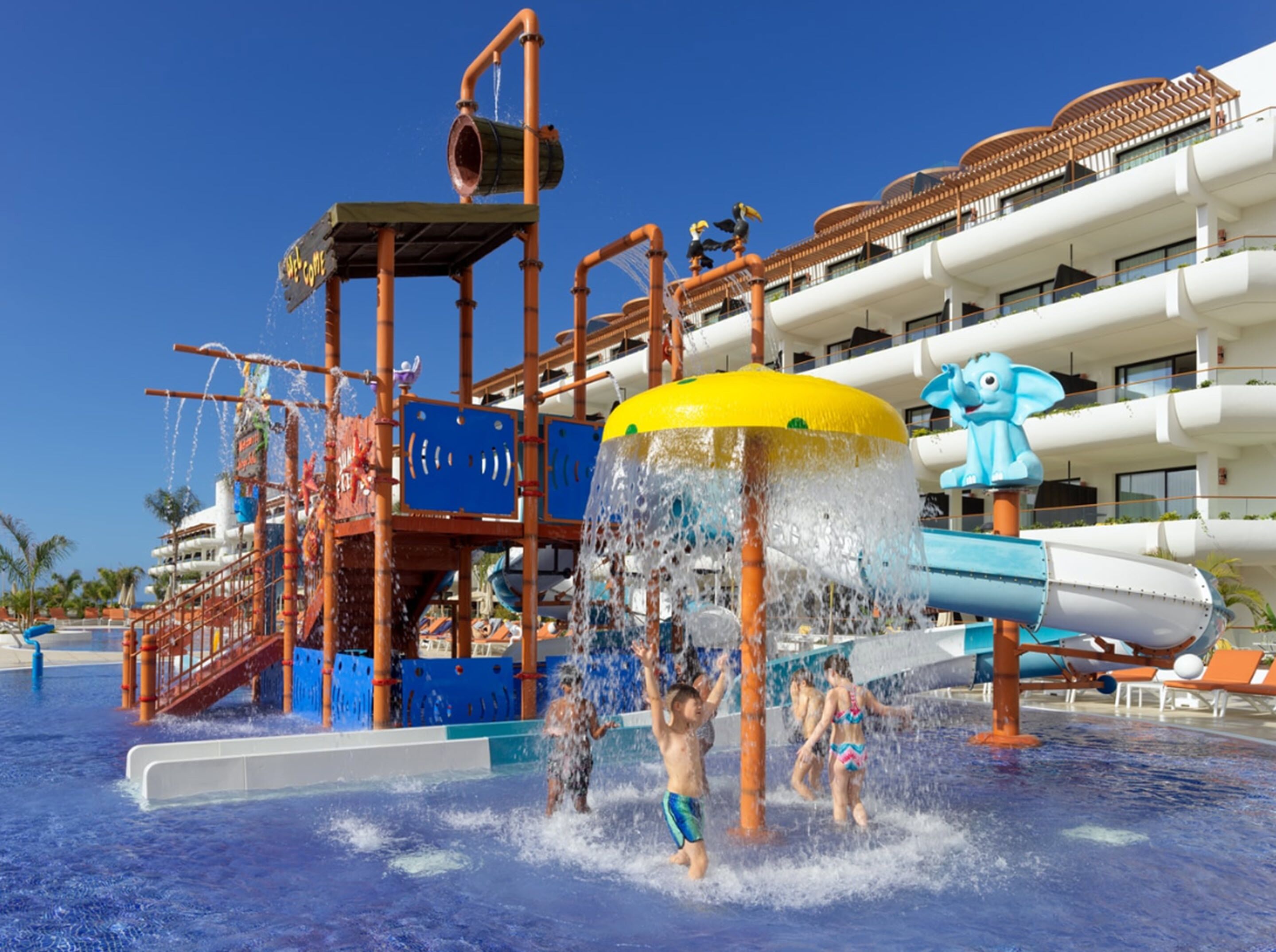 Een waterpark met een grote watersglijbaan en diverse waterattracties.