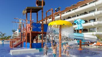 Een waterpark met een grote watersglijbaan en diverse waterattracties.