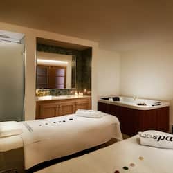 Un sauna, una bañera de hidromasaje, baño turco, baño turco/hammam