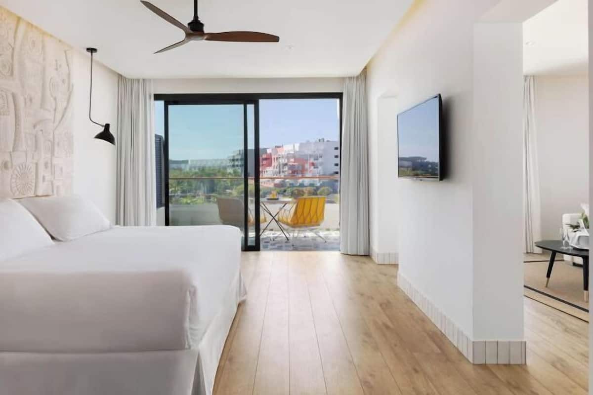 1 bedroom, minibar, in-room safe, desk