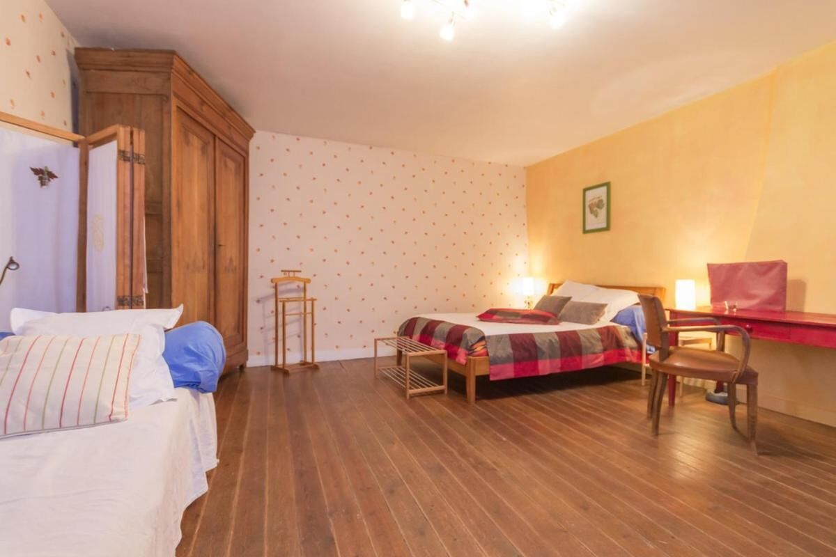 โต๊ะทำงาน, เตารีด/โต๊ะรีดผ้า, เปล/เตียงเด็กอ่อน, ผ้าปูที่นอน