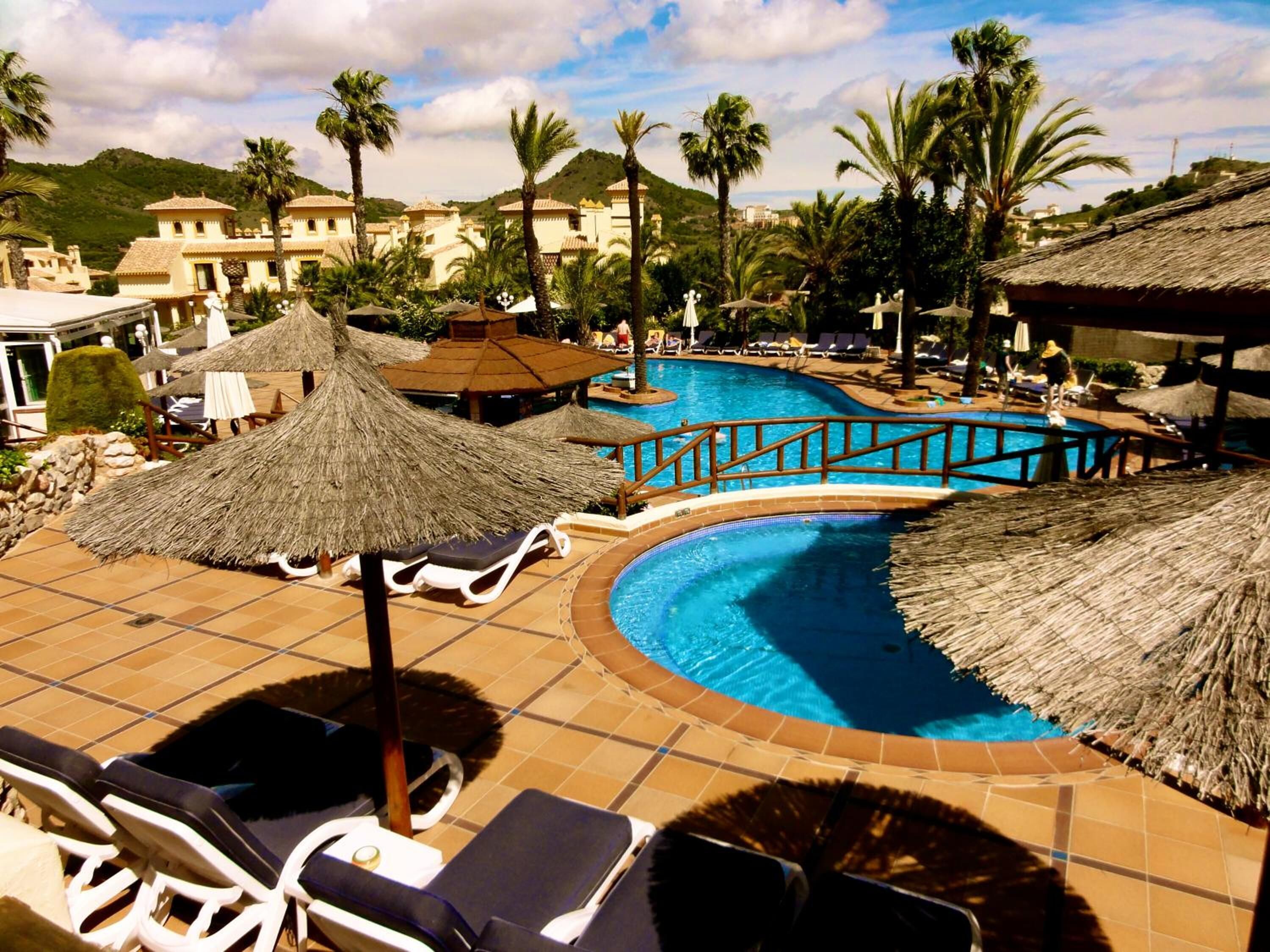 Außenpool, geöffnet von 09:00 Uhr bis 15:00 Uhr, Sonnenschirme