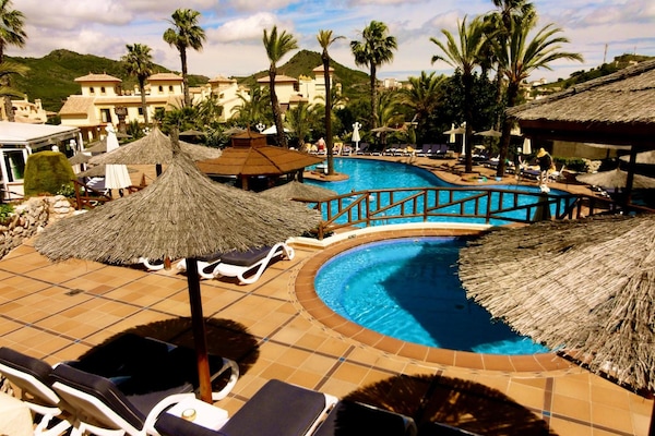 Außenpool, geöffnet von 09:00 Uhr bis 15:00 Uhr, Sonnenschirme