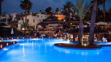 Außenpool, geöffnet von 09:00 Uhr bis 15:00 Uhr, Sonnenschirme