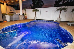 Piscine extérieure, parasols de plage