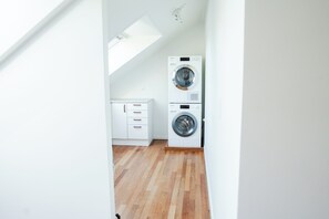Apartamento, balcón | Baño | Ducha, secador de pelo, toallas y jabón