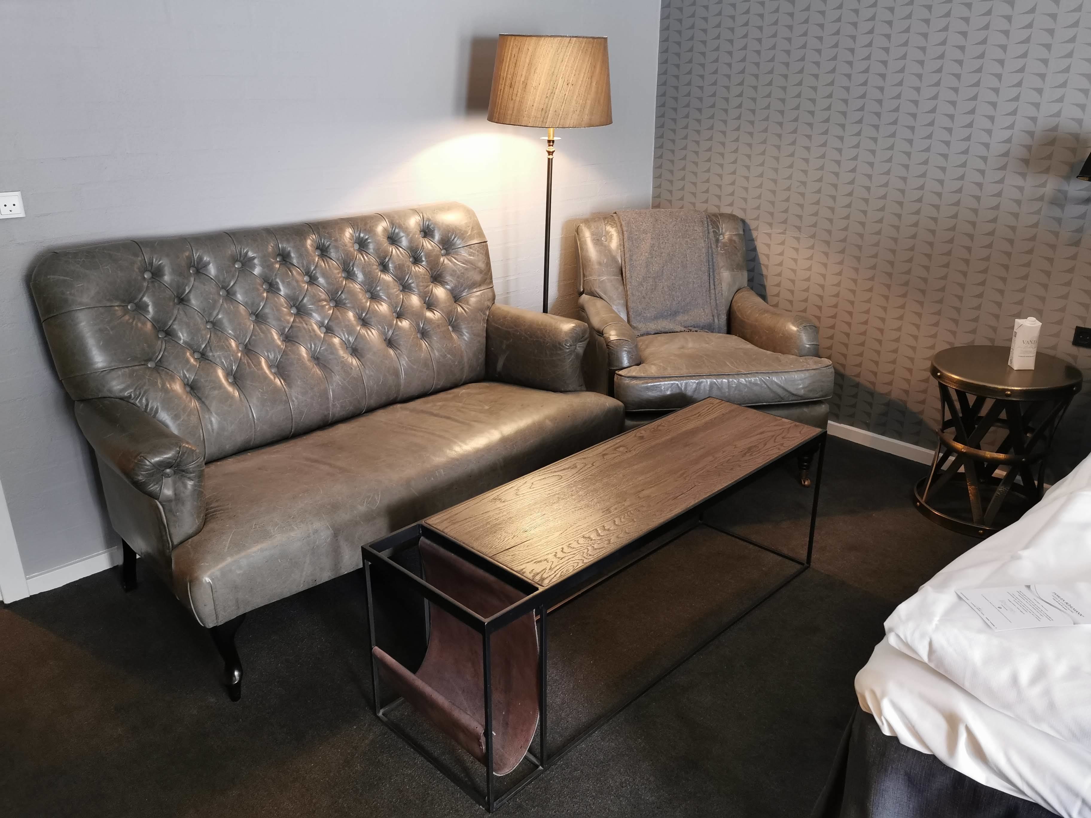 junior suite, 1 king bed | living area | 32-inch flat-screen tv with cable channels, tv