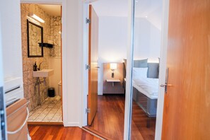 Apartamento, balcón | Ropa de cama hipoalergénica, cortinas opacas, sistema de insonorización