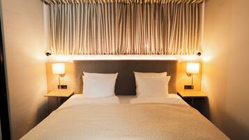 Suite, 1 King-Bett | Allergikerbettwaren, Verdunkelungsvorhänge, schallisolierte Zimmer
