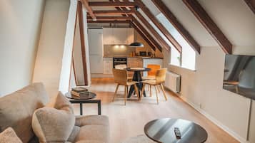 Apartment | Hypo-allergenic bedding, blackout drapes, soundproofing