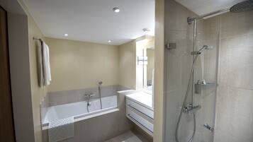Un baño moderno con bañera, ducha y tocador.