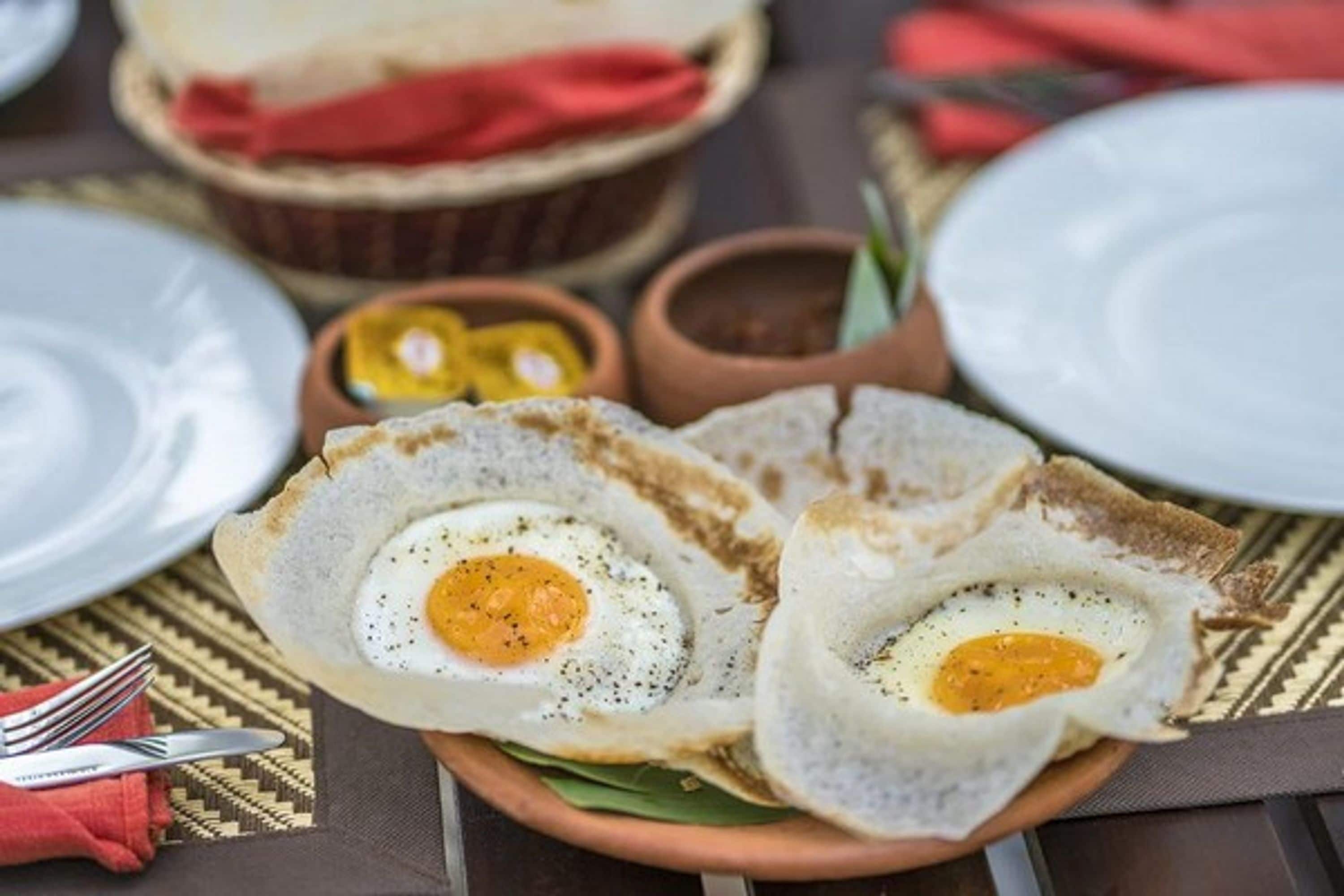 Frokost, lunsj og middag serveres, lokale retter 