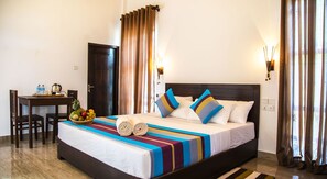 Cortinas blackout, tabla de planchar con plancha y ropa de cama 