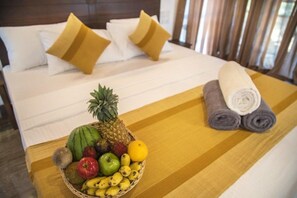 Economy Cottage, 1 King Bed, Non Smoking, Lake View | Blackout drapes, iron/ironing board, bed sheets