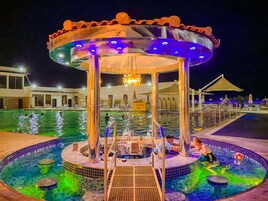 2 piscinas externas, funciona das 8h às 22h, guarda-sóis