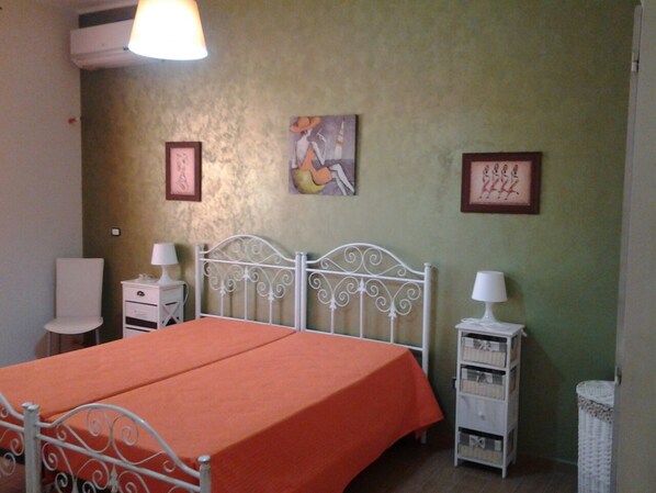 Quarto casal ou duplo, sacada | Roupas de cama premium, escrivaninha, cortinas blackout, roupa de cama