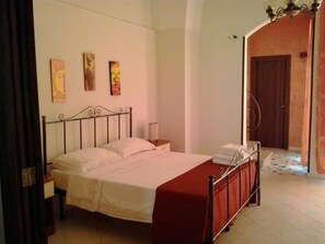 Quarto quádruplo, terraço | Roupas de cama premium, escrivaninha, cortinas blackout, roupa de cama