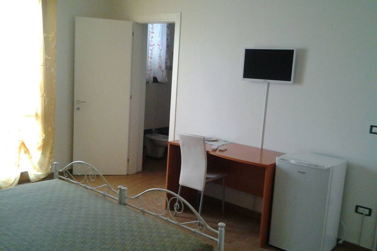 Quarto quádruplo | Roupas de cama premium, escrivaninha, cortinas blackout, roupa de cama