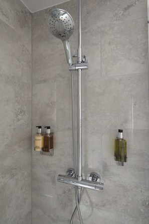 Luxury-Zimmer (Room 2) | Badezimmer | Dusche, kostenlose Toilettenartikel, Haartrockner, Handtücher