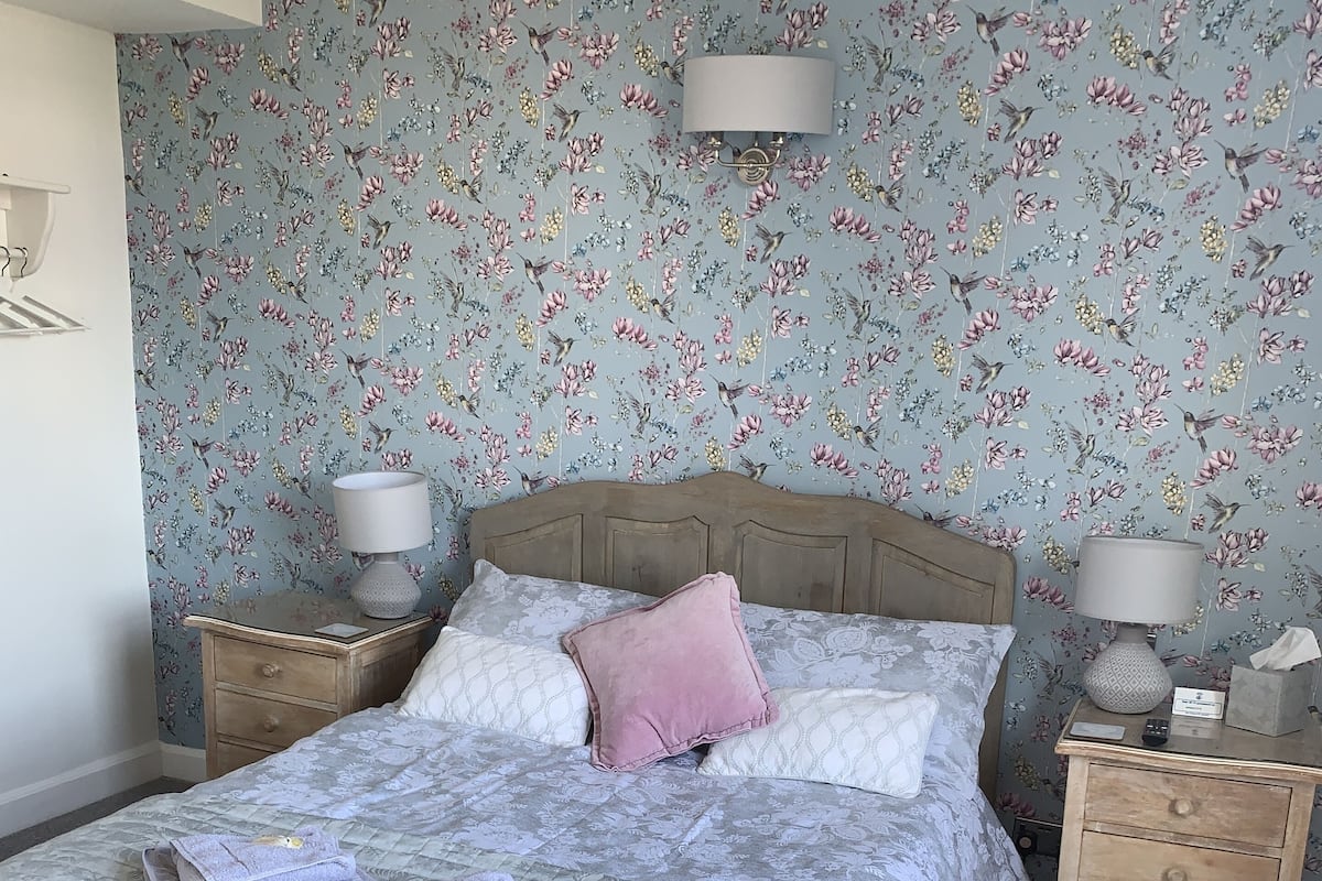 ห้องดีลักซ์ดับเบิล (Room 4) | ผ้าม่านกันแสง, เตารีด/โต๊ะร ีดผ้า, Wi-Fi ฟรี, ผ้าปูที่นอน