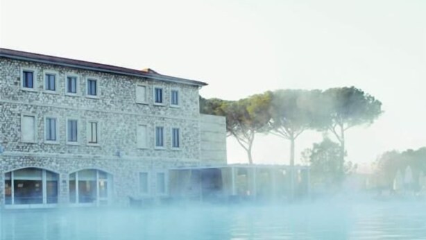 A stone building with a pool in front. - B&B Il Cardellino (Porano)