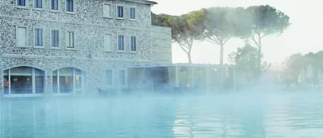 Una piscina al aire libre, tumbonas