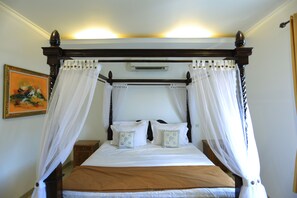 Desk, soundproofing, free WiFi, bed sheets - Pi Home Baciro (Yogyakarta)