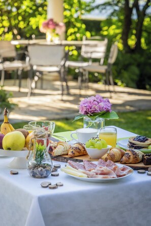 Daily buffet breakfast for a fee - Relais Villa Quercia (Ville d'Anaunia)