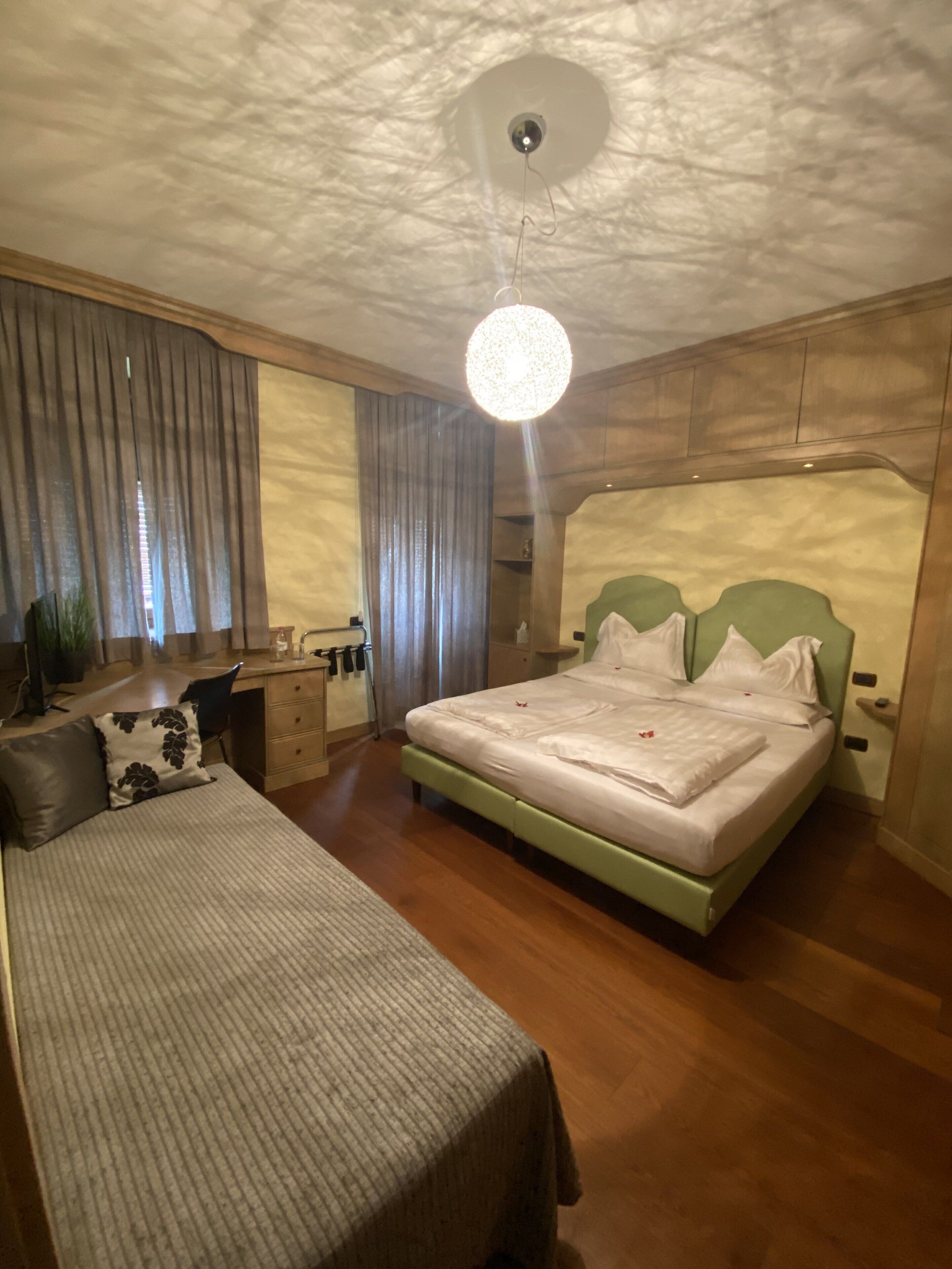 Une chambre à coucher avec un grand lit, un bureau et une chaise.