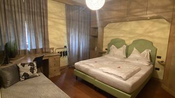Une chambre à coucher avec un grand lit, un bureau et une chaise.