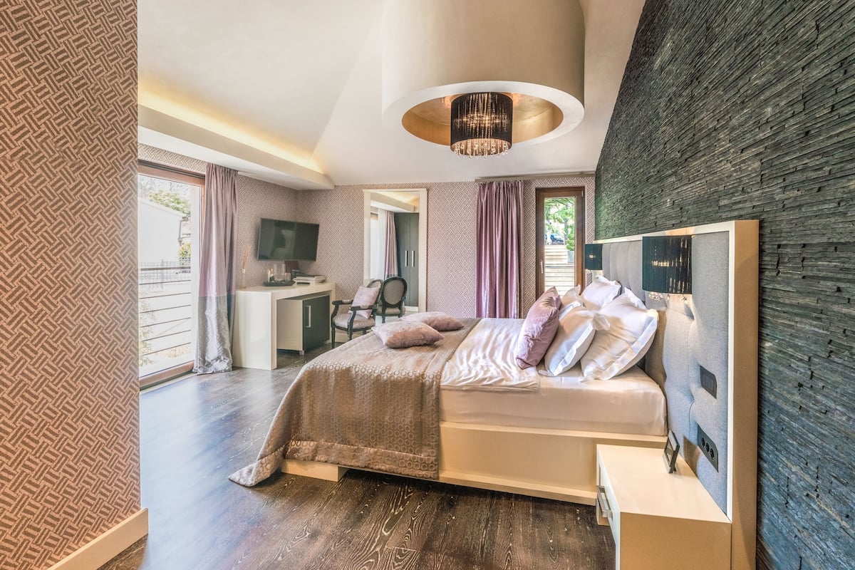 deluxe double room | premium bedding, pillow-top beds, minibar, in-room safe