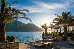 Plage privée, chaise longue, parasol, serviettes de plage