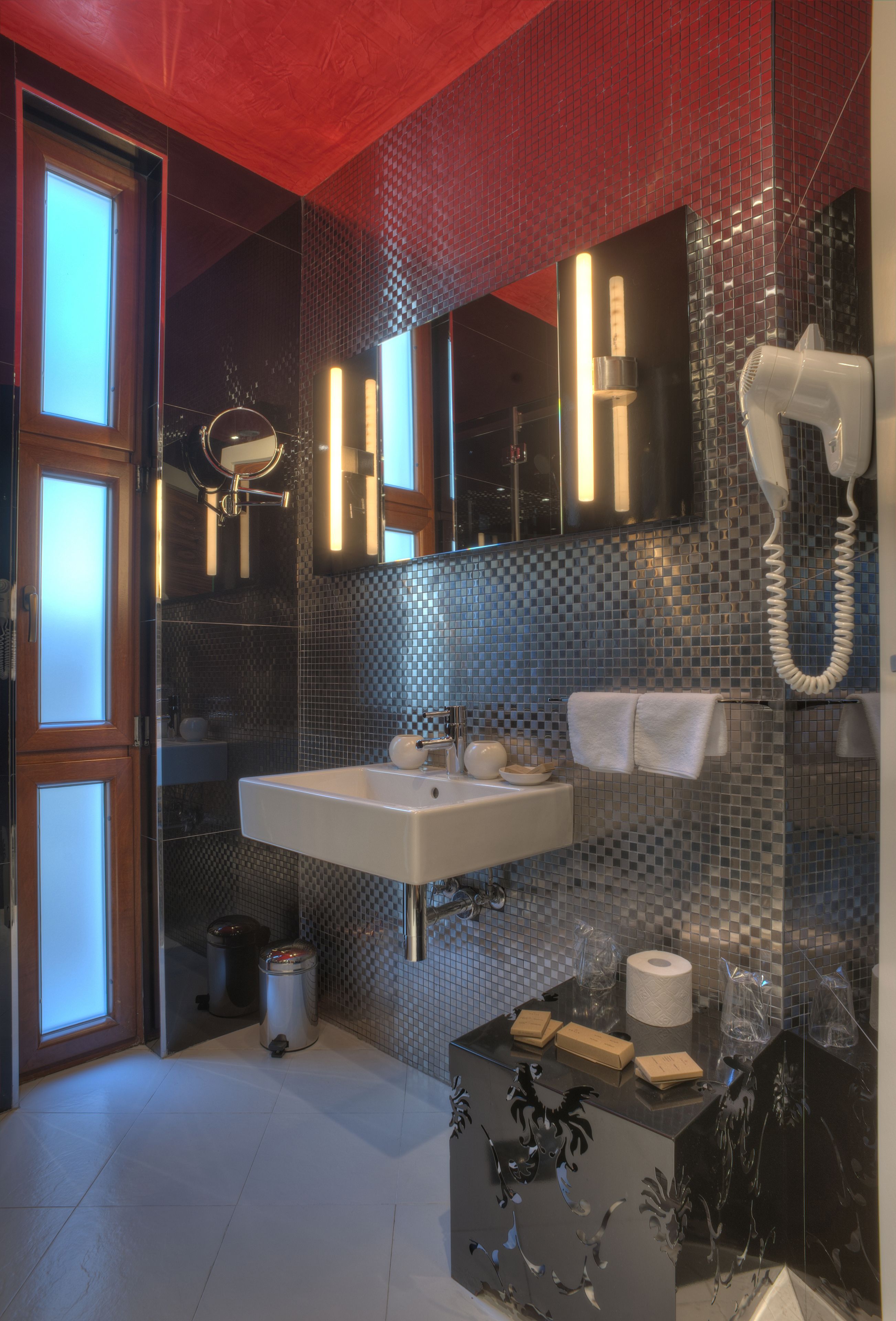 deluxe double room | bathroom amenities | shower, bathrobes, slippers, towels