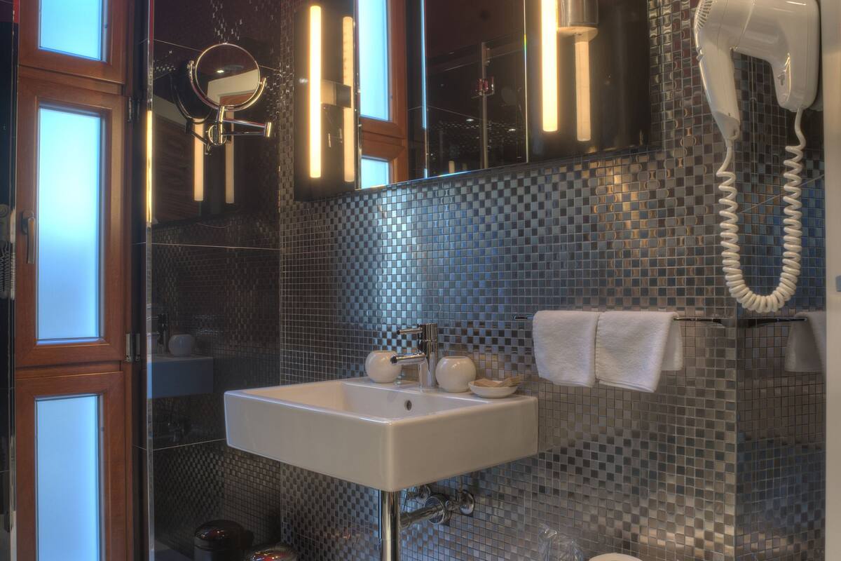 deluxe double room | bathroom amenities | shower, bathrobes, slippers, towels