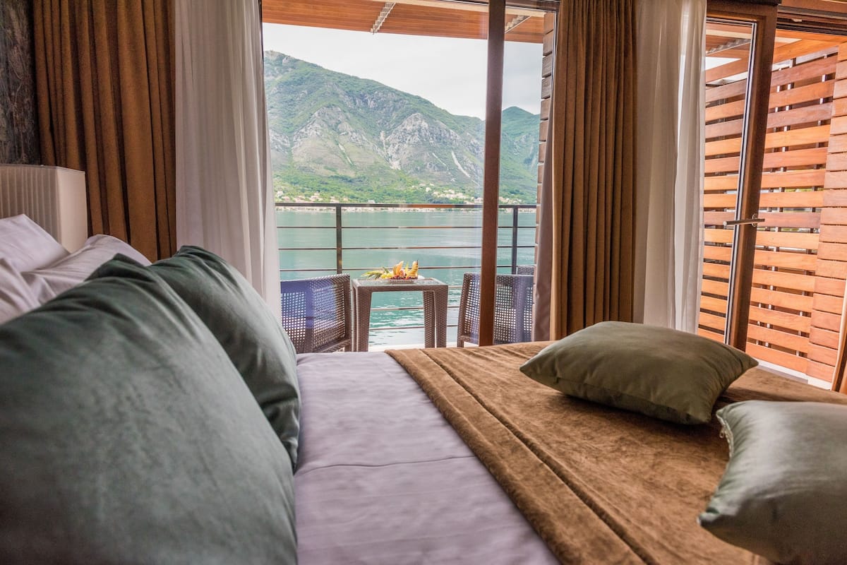 executive double room | premium bedding, pillow-top beds, minibar, in-room safe