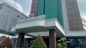 Un edificio moderno con una entrada destacada y un letrero que dice "GRAND PANCRANG".