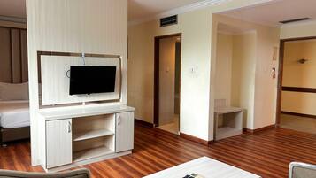 Kamar Double Deluks | Area keluarga | Televisi LED 32-inci dengan saluran TV digital