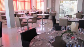 Desayuno a la carta todos los días (con cargo) 