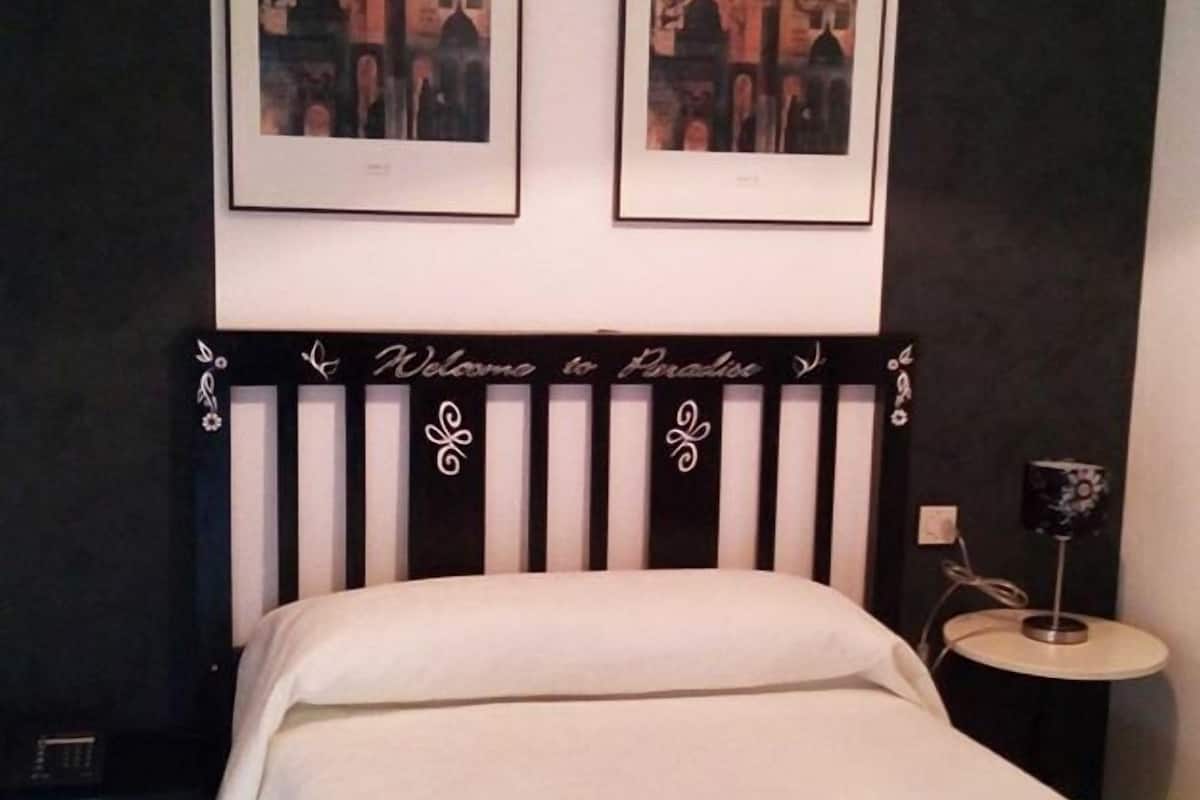 single room | desk, free wifi, bed sheets