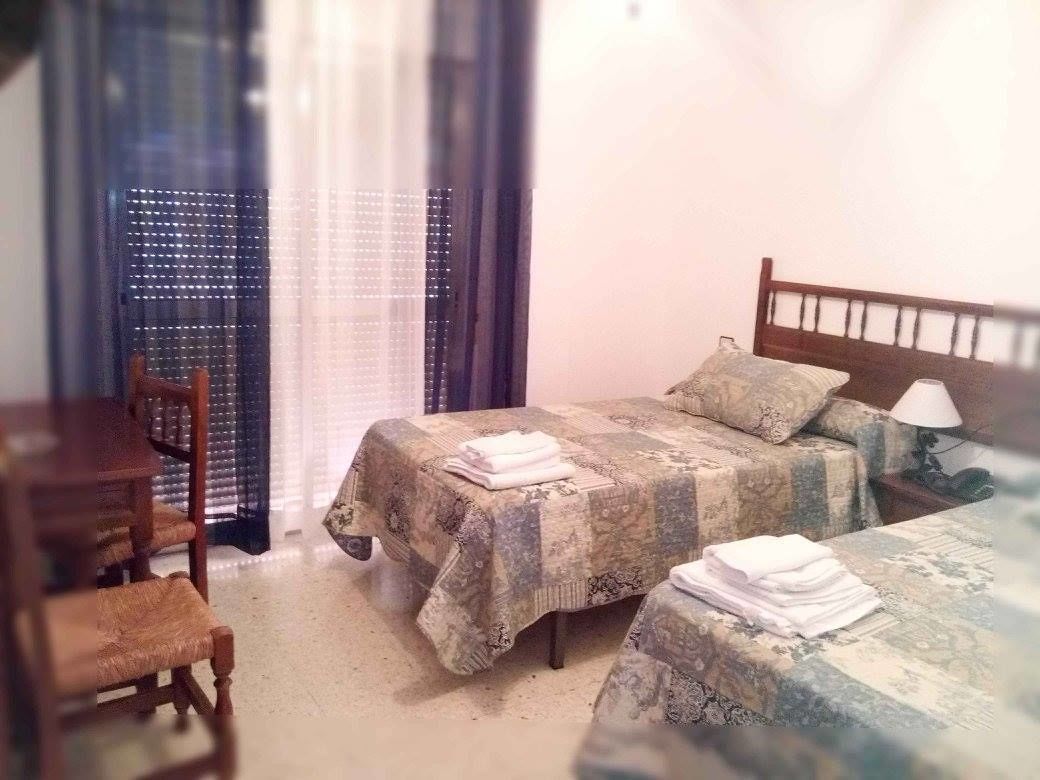 twin room | desk, free wifi, bed sheets