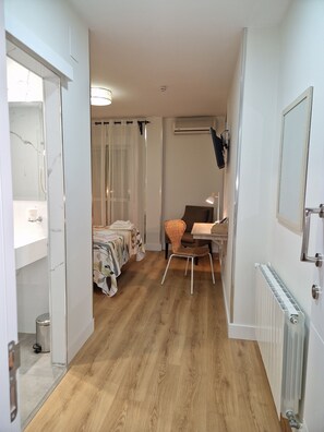 Habitación Confort | Escritorio, wifi gratis y ropa de cama 