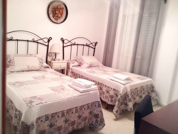 Habitación con 2 camas individuales | Escritorio, wifi gratis y ropa de cama 