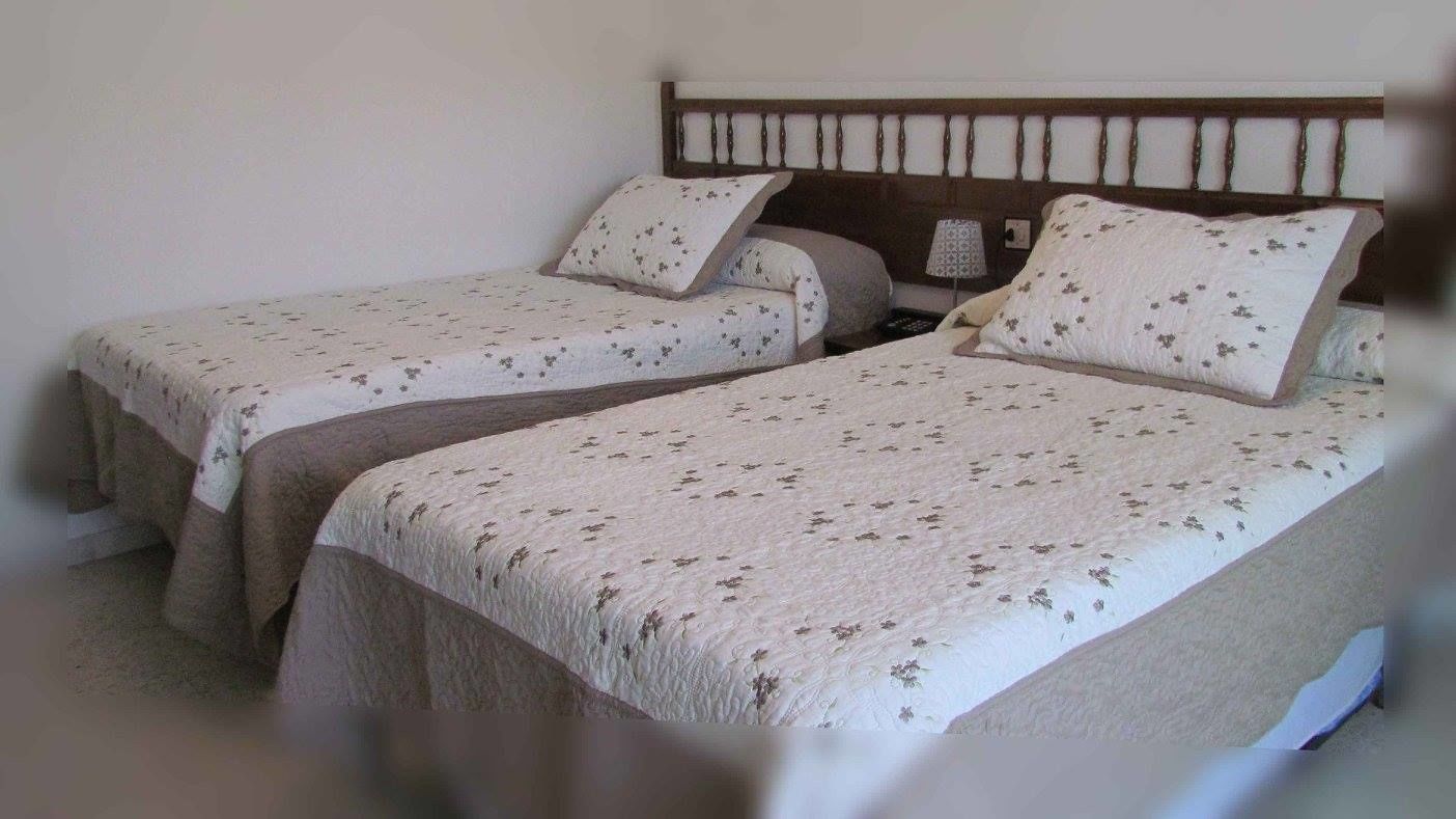 twin room | desk, free wifi, bed sheets