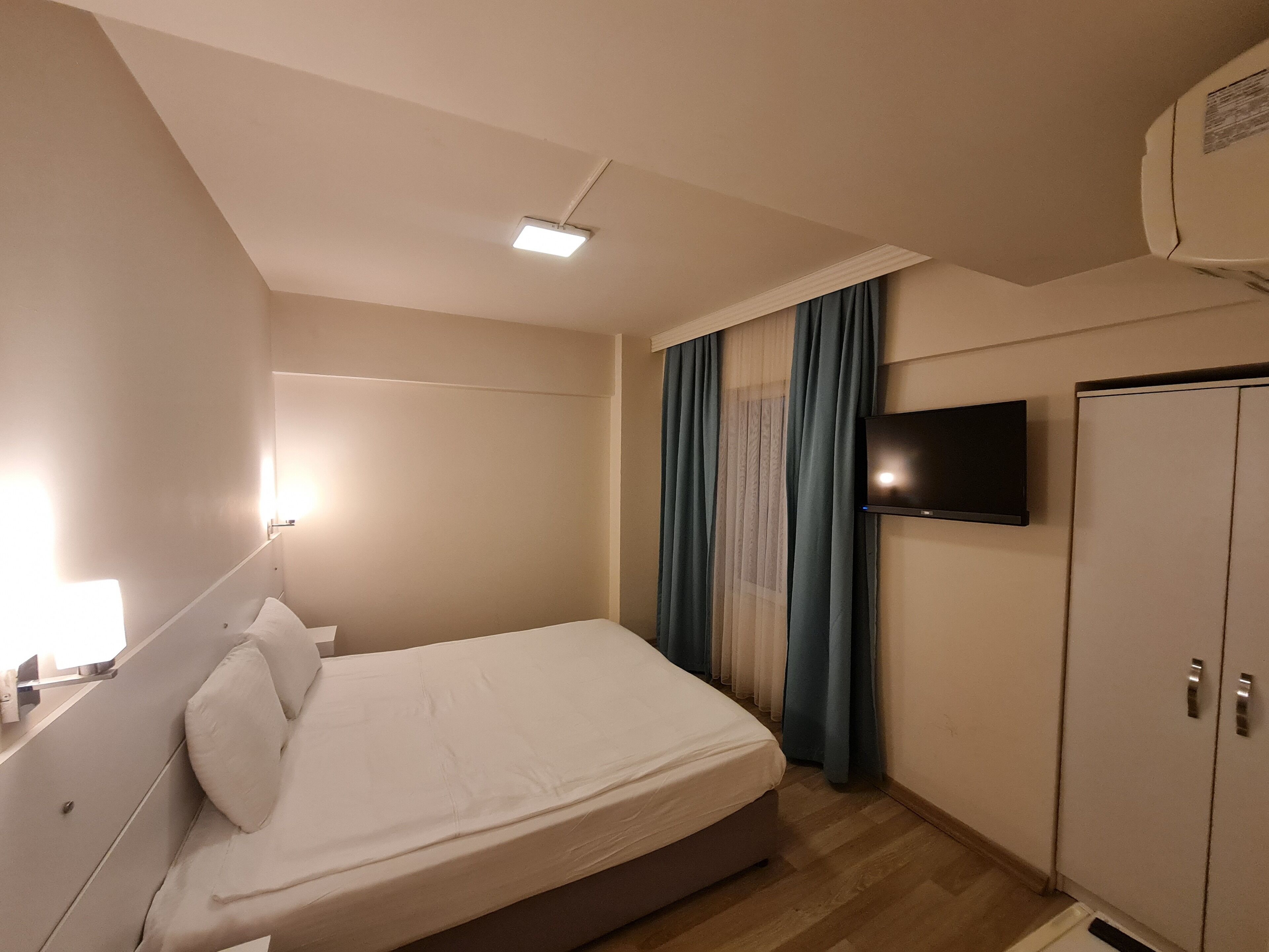 Habitación doble económica, para no fumadores | Caja de seguridad en la habitación y insonorización 