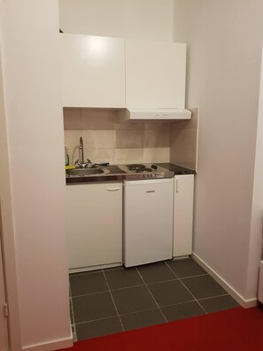Geladeira, micro-ondas, cooktop, cafeteira/chaleira