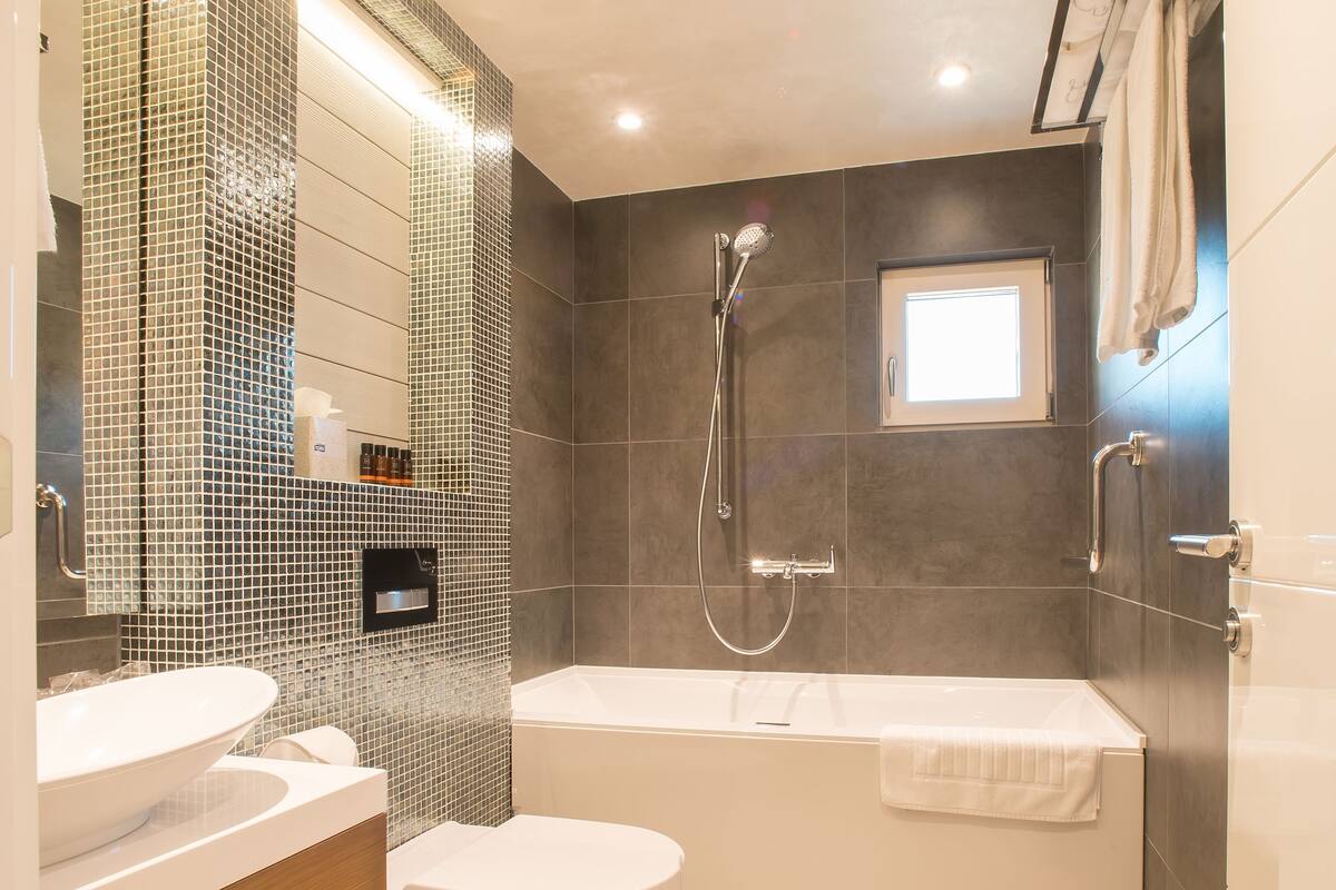 junior suite | bathroom | free toiletries, hair dryer, bathrobes, slippers