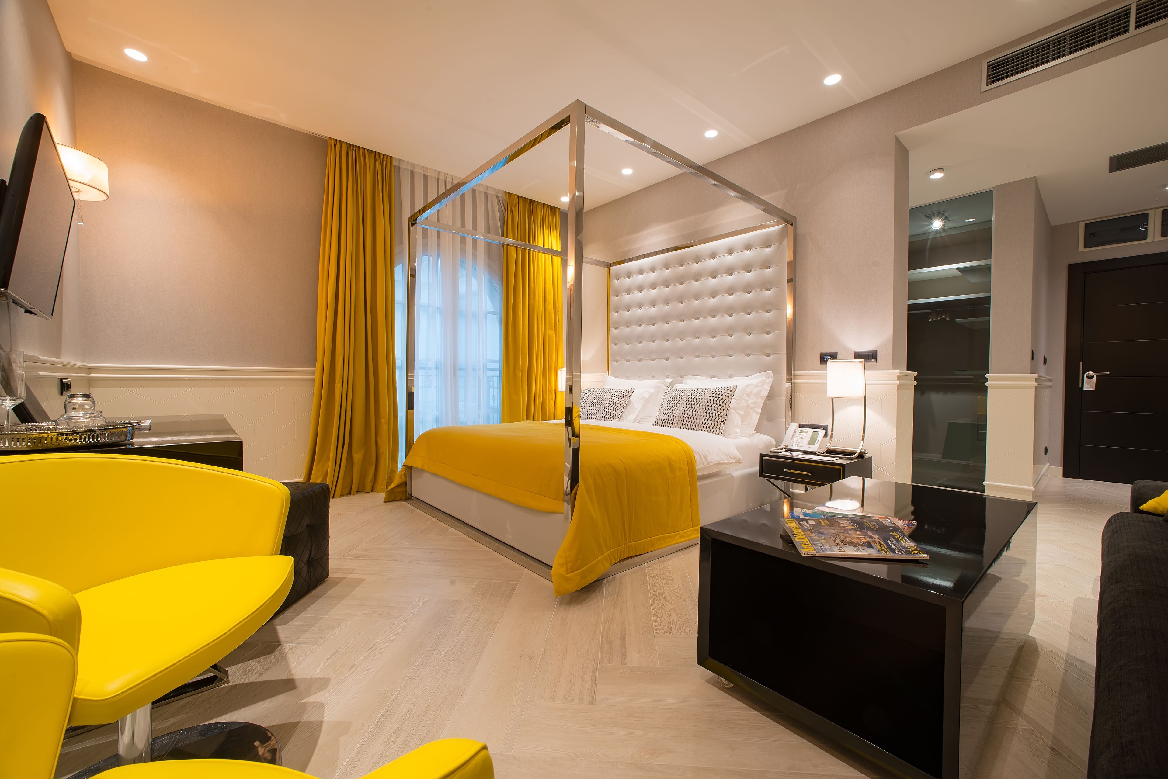 standard double room | minibar, in-room safe, individually decorated, individually furnished